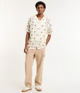 Camisa masculina de corte boxy, color crudo con diseño calado de ganchillo y girasoles color mostaza.