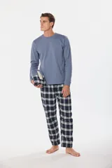 Conjunto de pijama de cuadros en tonos azul y rojo, compuesto por una parte superior de manga larga y pantalones.