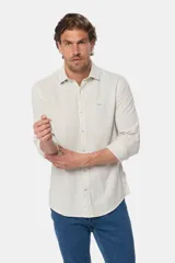 Camisa de manga larga con rayas verticales color beige y blanco, modelo slim fit, con botones personalizados.