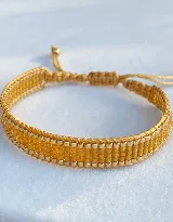 Pulsera tejida a mano con cuentas Miyuki originales en tonos mostaza y dorado.