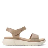 Sandalias beige con plataforma blanca y detalles dorados. Cuentan con dos tiras con perforaciones y ajuste de velcro.