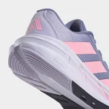 Championes Adidas Questar 3 de running color lila con detalles en rosa y suela blanca.