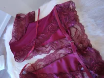 Conjunto de lencería color bordó, compuesto por un top de lycra y encaje con espalda de microtul y una bombacha hipster tiro alto de lycra y encaje con forro de algodón.