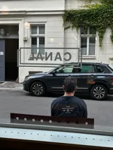 Remera negra oversize con cuello redondo y estampado pequeño en el pecho.