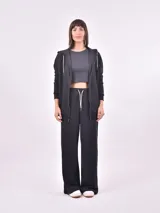 Hoodie negro con cierre frontal y cordones blancos.