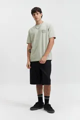 Remera negra de manga corta con corte oversize y estampado frontal con la frase "Authentic Expression".