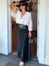 Falda larga negra de seda.