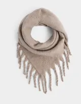 Bufanda triangular color beige con flecos trenzados.