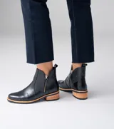 Botas cortas de cuero vacuno negro con cierre lateral, taco de madera foliada de 4cm y suela de goma.