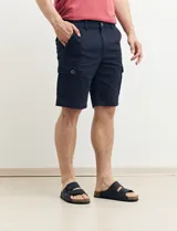 Bermuda de gabardina color marrón con bolsillos cargo laterales y bolsillos traseros con solapa.