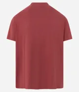 Remera de hombre color bordó, corte comfort, cuello redondo y manga corta. Presenta un pequeño estampado lineal minimalista en el pecho que simula un paisaje con palmeras y montañas.