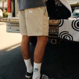 Bermuda color beige con textura tipo waffle, de corte recto y largo a la rodilla. Cuenta con cintura elástica y cordón ajustable.