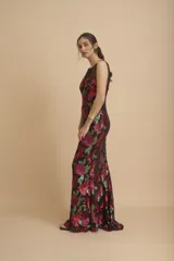 Vestido largo de fiesta color negro, con escote redondo y bordado de lentejuelas formando flores rojas y verdes.