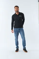 Jean de hombre de corte regular, color azul denim.