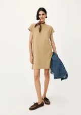 Vestido corto color crema, de corte recto y mangas cortas con bolsillo en el pecho.