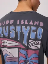 Remera color crudo de algodón con estampa en la espalda con motivos playeros y la frase "Surf Island Rusty Go".