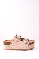 Sandalias beige con plataforma de corcho y doble tira con hebillas y tachas plateadas.
