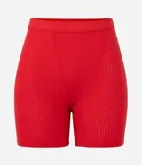 Conjunto de lencería rojo acanalado, compuesto por un corpiño triangular sin aro y un short tipo ciclista de tiro alto.