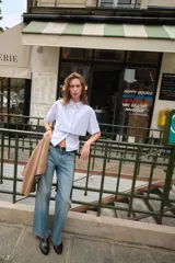 Pantalón de jean celeste de corte recto, tiro medio y cinco bolsillos. Incluye cinturón negro con hebilla plateada.