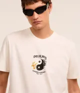 Remera color crudo de algodón, corte comfort, con mangas cortas y cuello redondo. Estampa frontal y trasera con temática de japonismo, incluyendo un Yin Yang en llamas, un dragón y el texto "Duality - Chaos Order - Kyoto Japan".