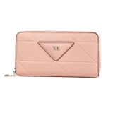 Billetera de símil cuero color nude con diseño geométrico en relieve y logo XL plateado. Cuenta con cierre perimetral, bolsillo externo con cierre, bolsillo interno con cierre y múltiples compartimentos para tarjetas.