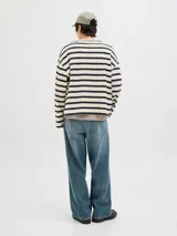 Buzo de manga larga con fit oversize cropped y cuello redondo. Mangas set-in para un mejor ajuste y comodidad. Confeccionado en tejido de rizo sin cepillar con superficie lisa y bucles internos.