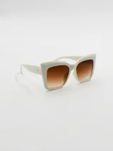 Lentes de sol de acetato color nude, con forma cuadrada y lentes marrones degradé.