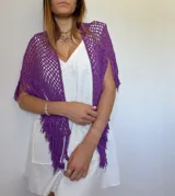 Chal tejido artesanalmente con hilo de algodón color violeta, con diseño calado y flecos.