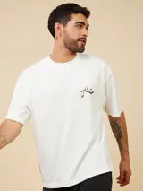 Remera blanca de algodón con cuello redondo y manga corta, con logo pequeño estampado en el pecho.