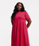 Vestido midi de media malla color fucsia, con cuello redondo, manga corta abullonada y corte en V en la cintura.