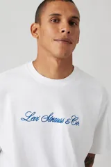 Remera blanca de algodón con logo Levi Strauss & Co. bordado en azul en el pecho. Corte holgado.