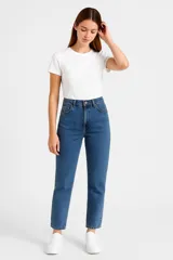 Pantalón de jean azul de corte recto, tiro alto y calce ajustado.