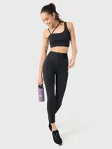 Calza deportiva negra de corte capri, con cintura alta y logo estampado en la pierna.