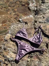 Conjunto de bikini color marrón engomado, compuesto por un corpiño fijo de corte triangular y una bombacha less.