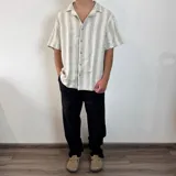 Pantalón de lino color beige, de corte recto, con cintura ajustable con cordón.