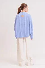 Pantalón de jean color beige, corte ancho, con bolsillos cargo laterales y traseros.