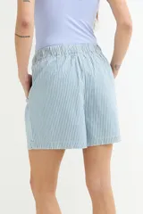 Short de algodón con estampado de rayas verticales finas en tonos celeste y blanco. Presenta cintura elástica fruncida.