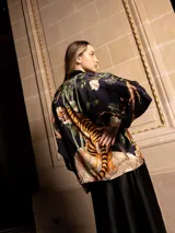 Kimono negro de razo con estampado de tigres y flores.