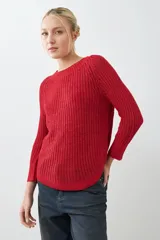 Sweater rojo de tejido de punto con ruedo curvo y mangas 3/4.