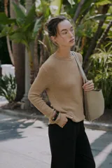 Bolso de hombro tipo shopper color beige, con doble asa y cierre imantado. Incluye una cartera interior con cierre de cremallera.