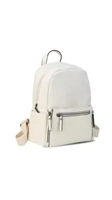 Mochila color tostado combinada con nobuck, bolsillo amplio adelante con broche y cierre, bolsillos en los costados, asas regulables y bolsillos internos cómodos.