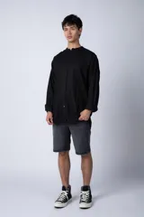 Camisa negra de lino con cuello mao, manga larga y corte clásico. Cierre frontal con botones.