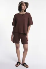 Short color blanco con textura de toalla y cordón ajustable en la cintura.