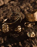 Anillo plateado con forma orgánica irregular, similar a un crustáceo marino.