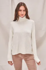 Polera de punto ajustada al cuerpo, color beige claro, con cuello alto y mangas largas.