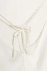 Vestido largo negro de seda, con escote en V pronunciado y tirantes finos que se unen en la espalda con un diseño halter.