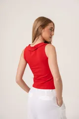 Musculosa roja de algodón con escote en V y volados en el frente.