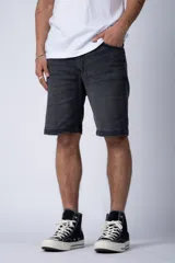 Bermuda de jean gris oscuro, corte recto y largo hasta la rodilla.