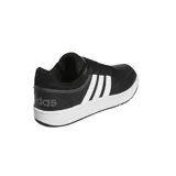 Championes Adidas de hombre, modelo Hoops 3.0, color negro con detalles en blanco. Capellada de cuero sintético con las tres tiras clásicas de Adidas en los laterales. Suela de goma. Código: GY5432