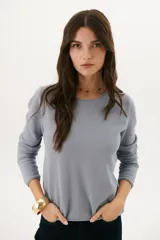 Sweater azul de tejido de punto con cuello redondo y mangas largas.